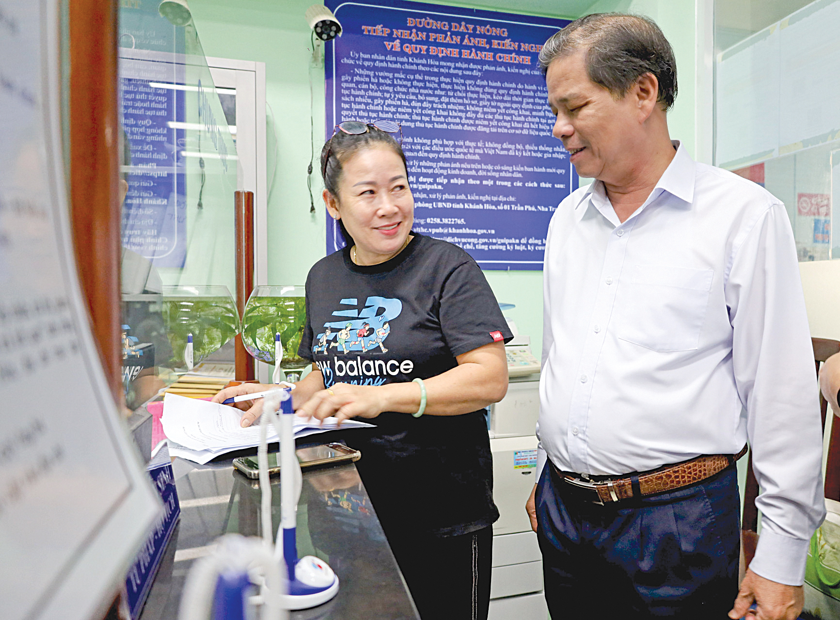 Đồng chí Nguyễn Tấn Tuân trao đổi với người dân về việc giải quyết thủ tục hành chính tại UBND phường Phương Sài.
