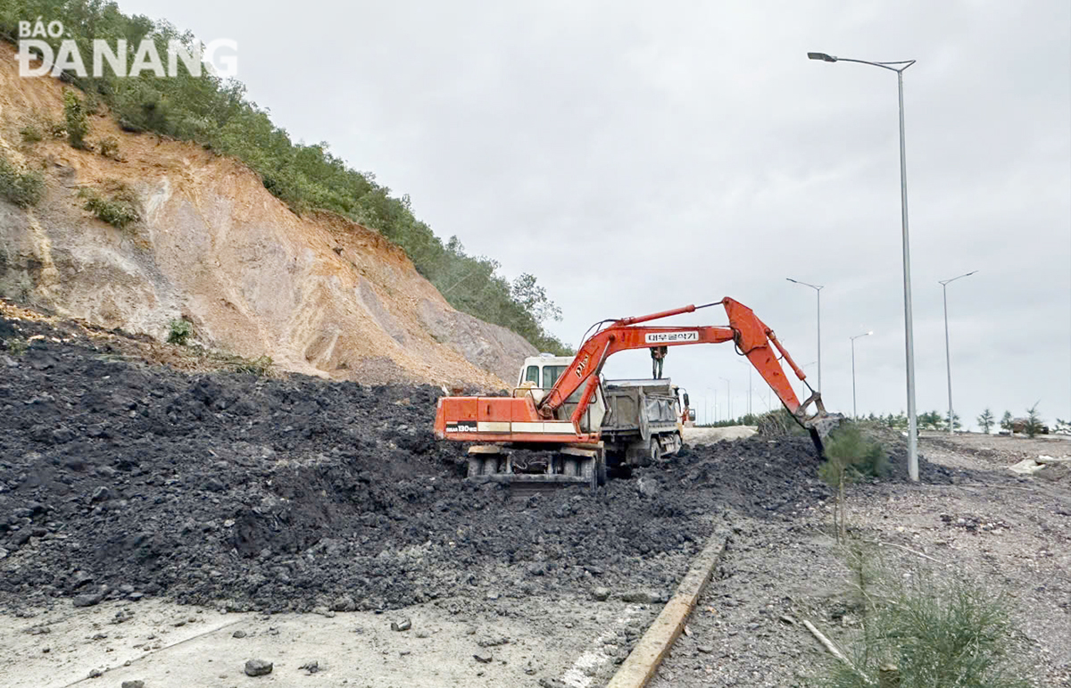 Bùn đất tràn lấp cả mặt đường. Ảnh: GIA MINH