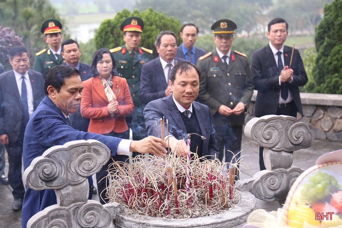 Ha Tinh leaders offer incense at red addresses on the occasion of the 94th anniversary of the Party's founding