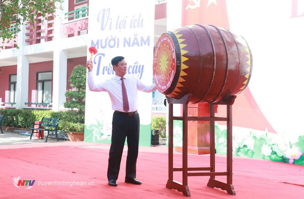 Provinzparteisekretär Thai Thanh Quy nahm an der Eröffnungszeremonie der Huynh Thuc Khang High School teil.