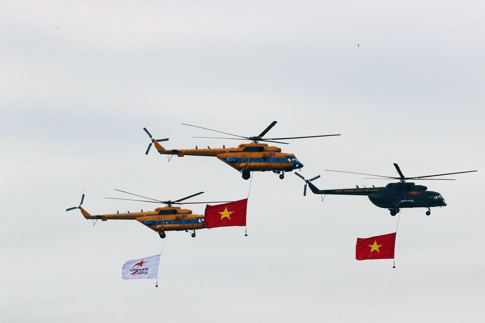 Escuadrón de helicópteros practicando para la Exposición Internacional de Defensa de Vietnam 2022. (Foto: Trong Duc/VNA)