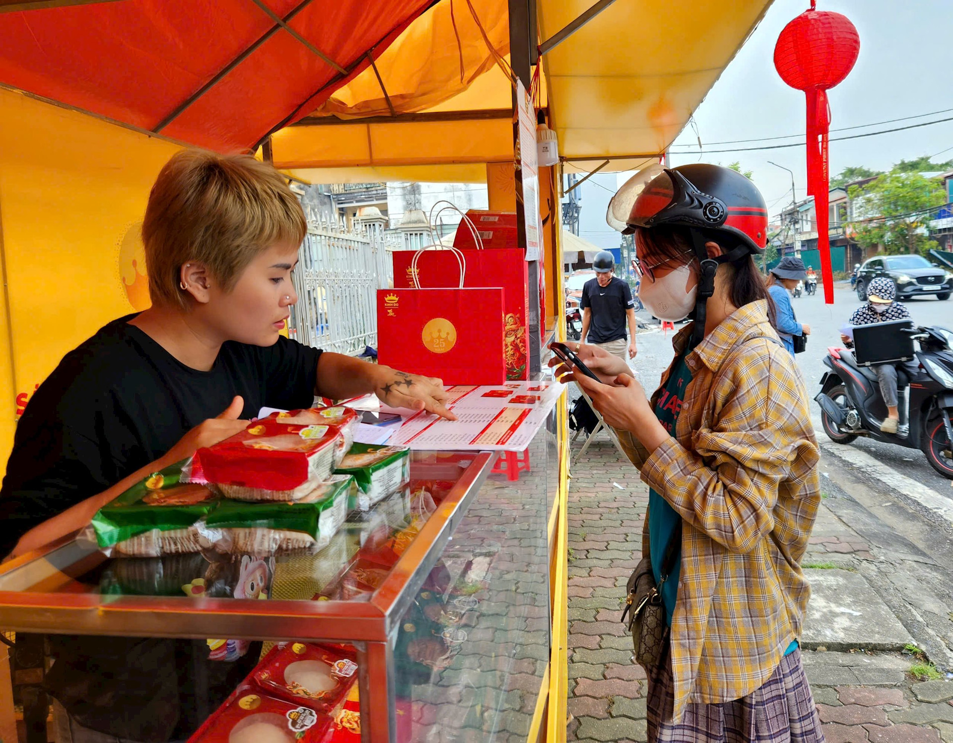 ヒュービン月餅を購入する顧客の数は約30％減少しました。