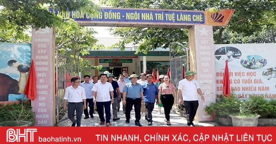 Delegation von Tuyen Quang besucht neues ländliches Gebiet in Huong Son