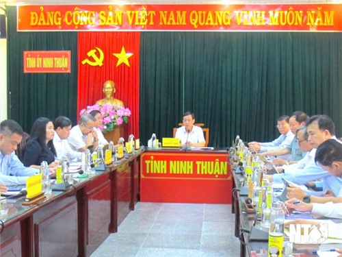 Le Comité permanent du Comité provincial du Parti travaille avec le Comité permanent du Comité du Parti du district de Ninh Phuoc