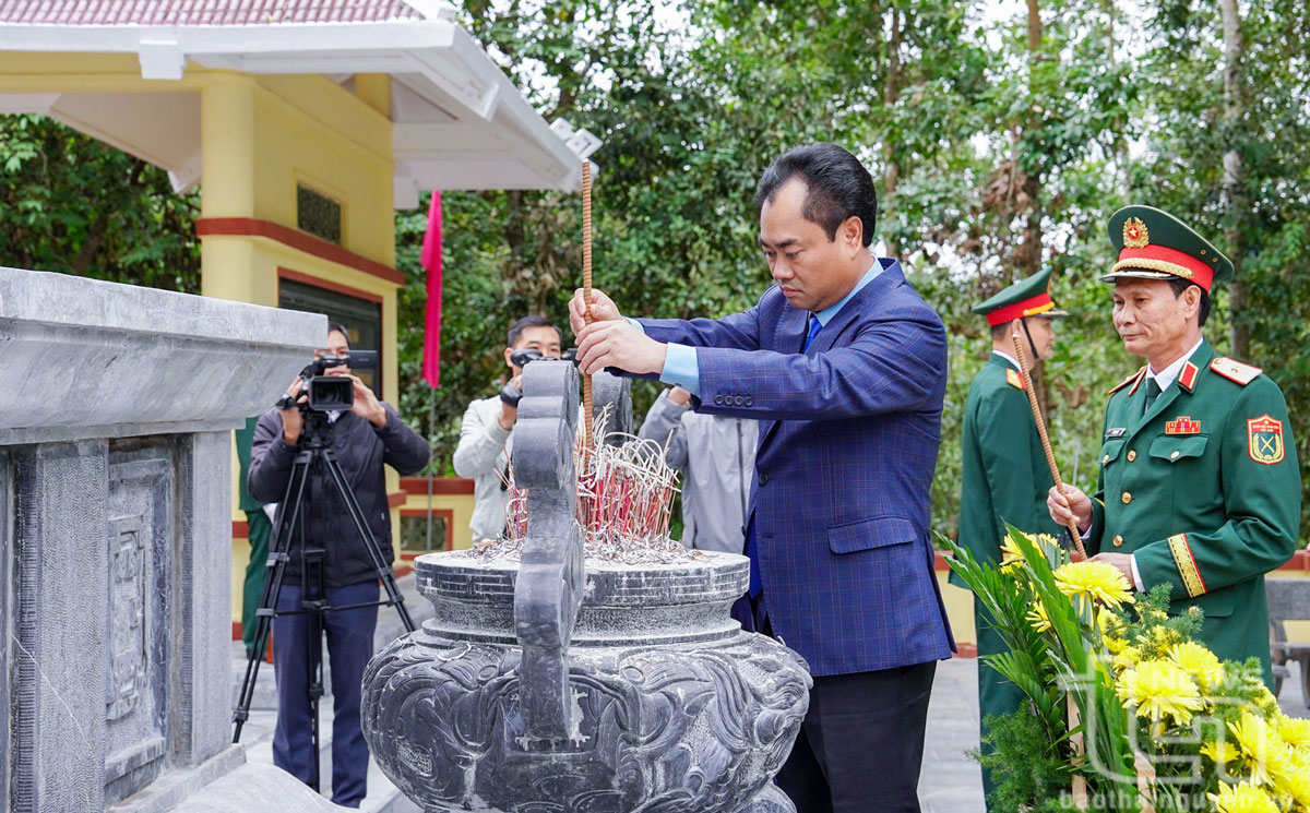 Provincial Party Secretary Trinh Viet Hung offered incense at the National Historical Site Memorial Site of the Founding of the Second National Salvation Army.