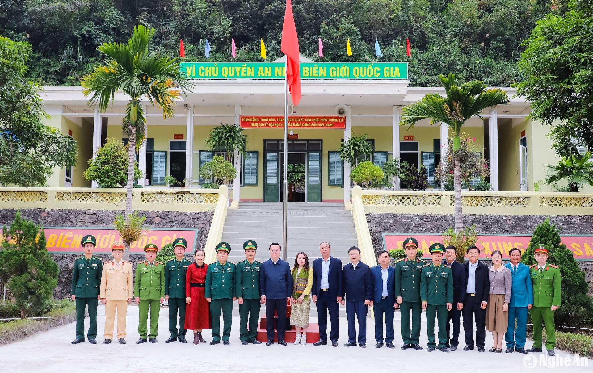 Bí thư Tỉnh ủy Nguyễn Đức Trung cùng đoàn công tác chụp ảnh lưu niệm với lãnh đạo cấp uỷ, chính quyền, lực lượng vũ trang trên địa bàn xã Na Loi. Ảnh: Phạm Bằng