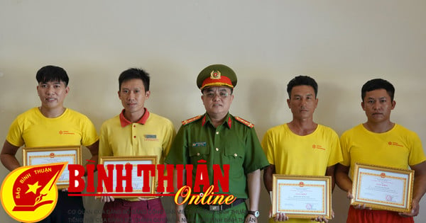 Entrega de certificados de mérito a 4 personas por su labor de rescate en Nova World Phan Thiet