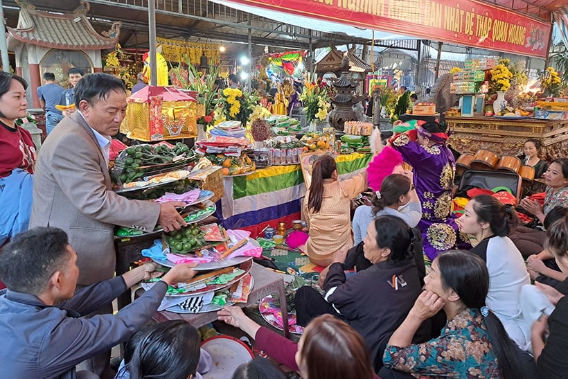 Les gens affluent au temple Cho Cui avant le jour principal du festival.