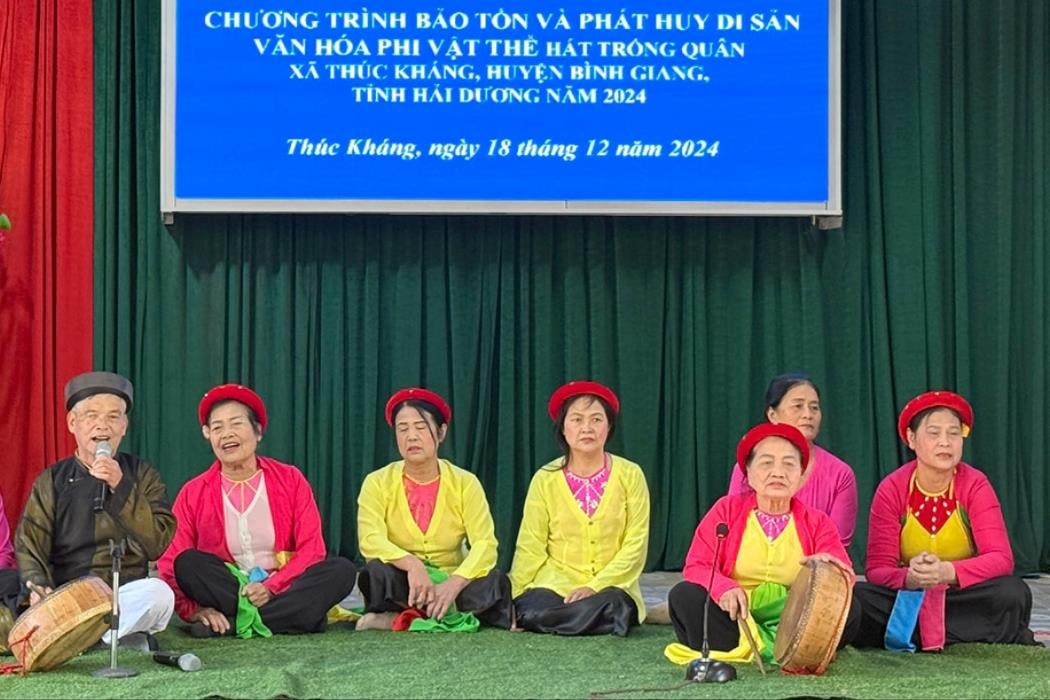 Unterrichten von Schülern im Trommelgesang in Thuc Khang (Binh Giang)