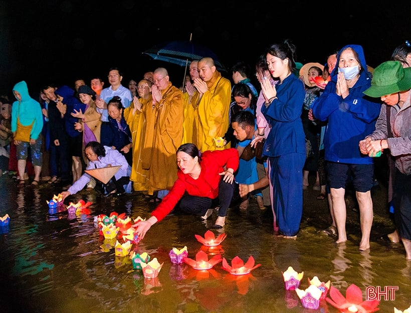 Thả đèn hoa đăng trên sông Ngàn Phố