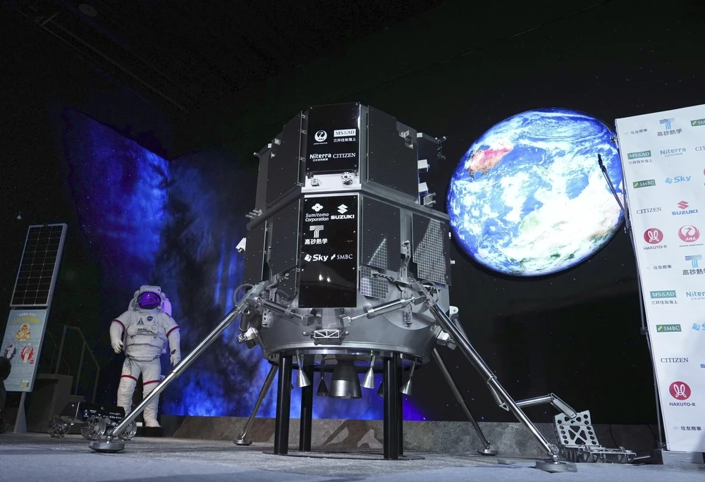 ispaceが開発した月着陸船の模型が、2023年4月25日に東京の国立科学技術未来館で展示された。（写真：共同通信/VNA）