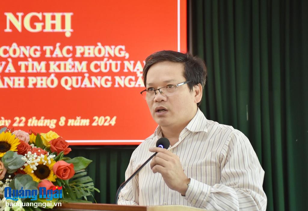 Der Direktor der hydrometeorologischen Station der Provinz, Nham Xuan Sy, schlug auf der Konferenz Lösungen zur Verhinderung von Überschwemmungen vor.