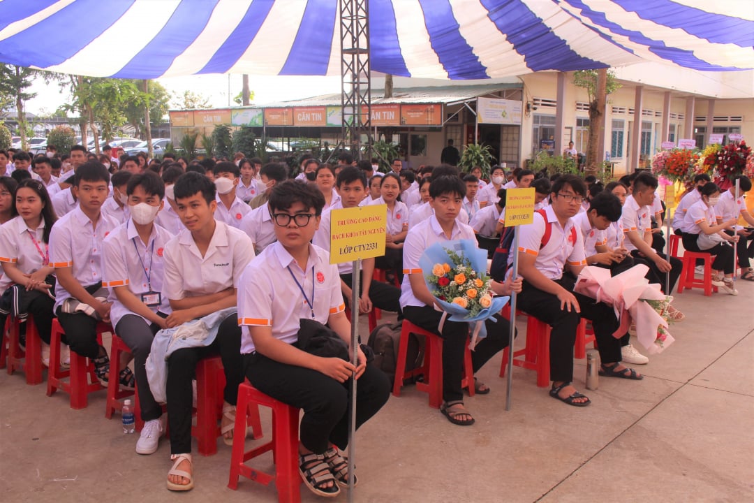 タイグエン工科大学の新入生が新学期の開校式に出席しています。