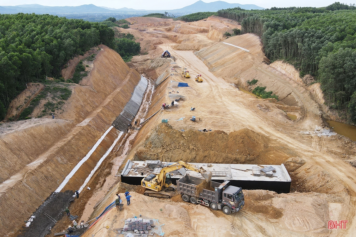 Le chantier de construction de l'autoroute Nord-Sud à Ha Tinh est très animé pendant les vacances du 2 septembre