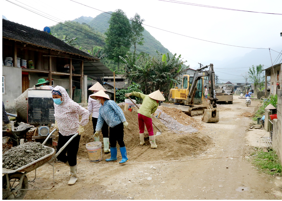 The road from Tam Son town to Thanh Van commune is being renovated.
