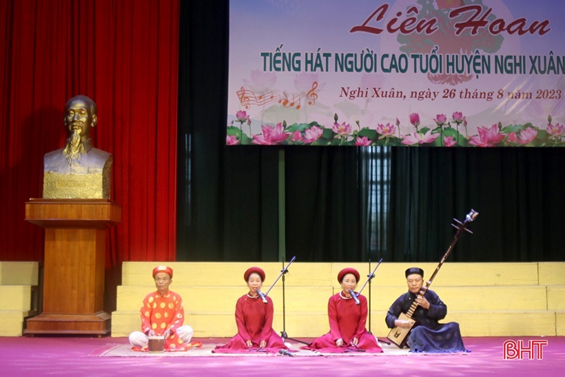 Festival spécial de chant pour les personnes âgées du district de Nghi Xuan