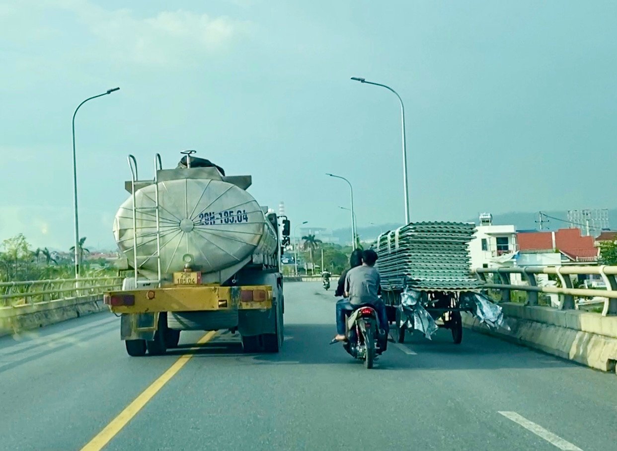 De nombreuses infractions au code de la route en même temps sur le pont May (Hai Duong)