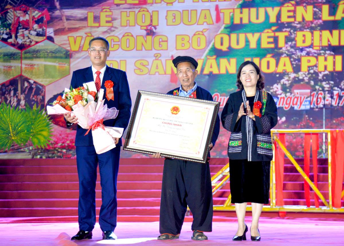 Deputy Head of the 15th National Assembly Delegation of Ha Giang Province, Ly Thi Lan, presented the certificate of announcement of the list of national intangible cultural heritage of the folk performing art of Hat Pao Dung of the Dao people in Ha Giang Province to the Dao community, Tan Nam Commune (Quang Binh).