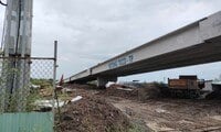 Close-up of the 650 billion VND bridge connecting Bac Lieu - Ca Mau under construction during the holidays