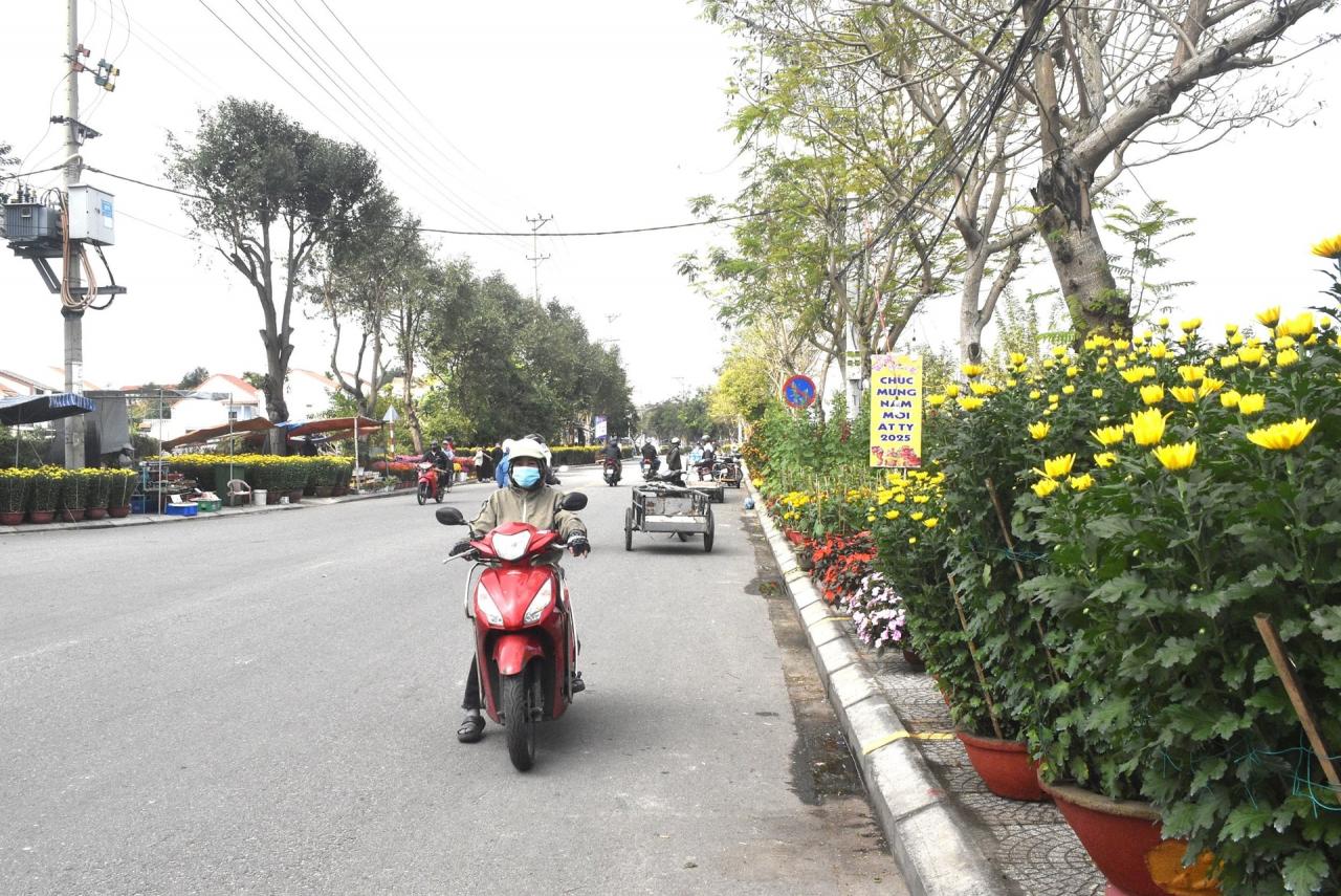 Die Blumenverkaufsstraßen in Trang Keo sind immer noch spärlich mit Kunden bevölkert. Foto: N.Q