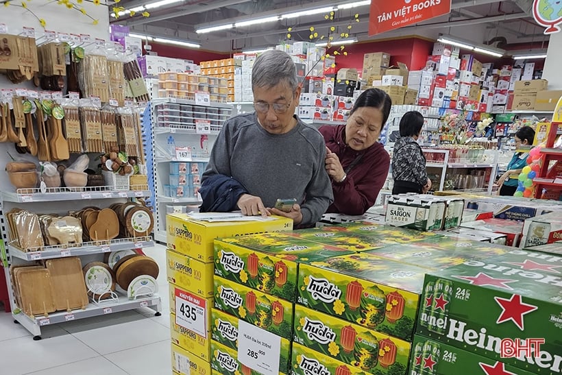 Los lugares de compras y entretenimiento en la ciudad de Ha Tinh están llenos de actividad durante las vacaciones de Año Nuevo.