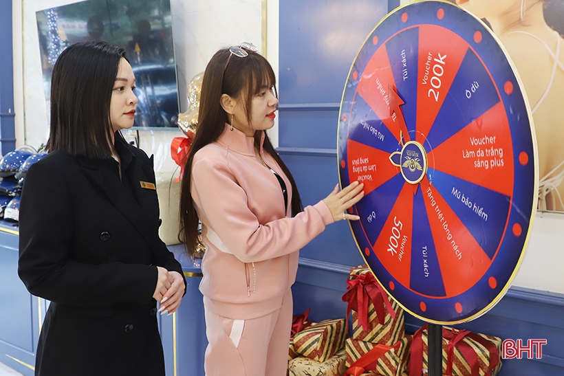 Los salones de belleza en Ha Tinh atraen clientes durante la temporada alta