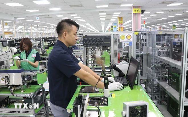 พนักงานที่บริษัท Samsung Electronics Vietnam Co., Ltd. นิคมอุตสาหกรรม Yen Phong จังหวัด Bac Ninh ขณะทำงานกะ (ภาพถ่าย: Thanh Thuong/VNA)