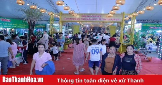 Người dân tấp nập tham quan, mua sắm tại khu trưng bày, giới thiệu sản phẩm nông sản, thực phẩm an toàn