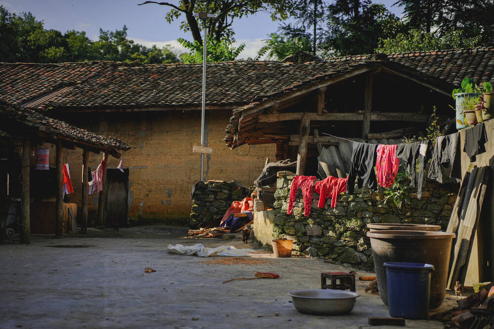 “The village still retains its pristine, simple features from the landscape to the people’s lives. Most of the houses here are traditional Mong houses with walls made of earth, roofs covered with yin-yang tiles, and walls made of stone. People still work and live according to traditional customs such as wearing brocade, using tools made of wood and bamboo, weaving linen, raising livestock such as chickens, buffaloes, pigs…”, the male tourist said.