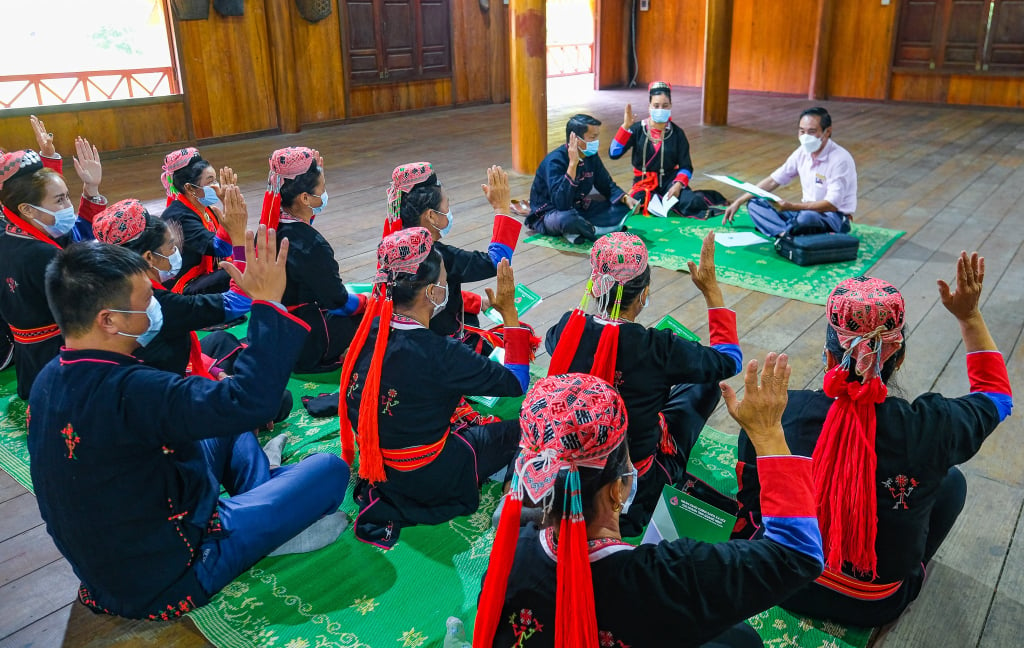 Le groupe d'épargne et de crédit de la commune de Bang Ca (ville d'Ha Long) examine les emprunteurs de prêts. Photo : Ha An