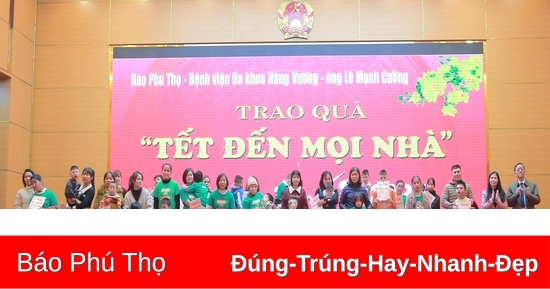 Trao quà Tết đến mọi nhà cho trẻ bại não