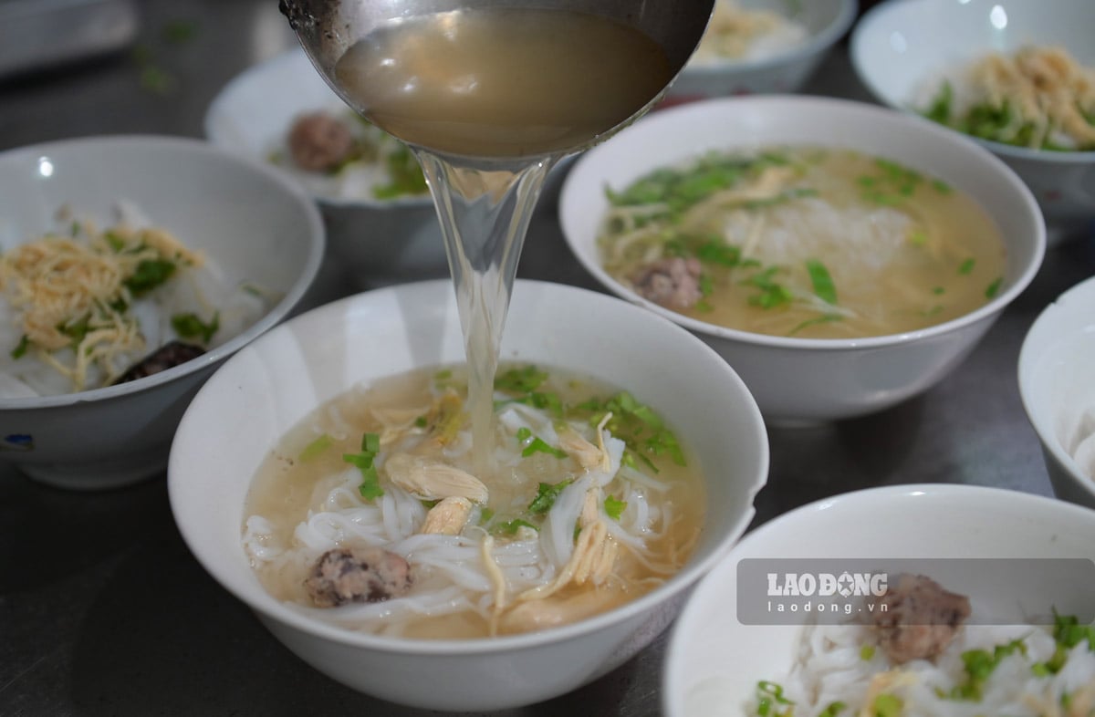 Bol de pho avec garniture de poulet effiloché à 5 000 VND. Photo : Ha Vi