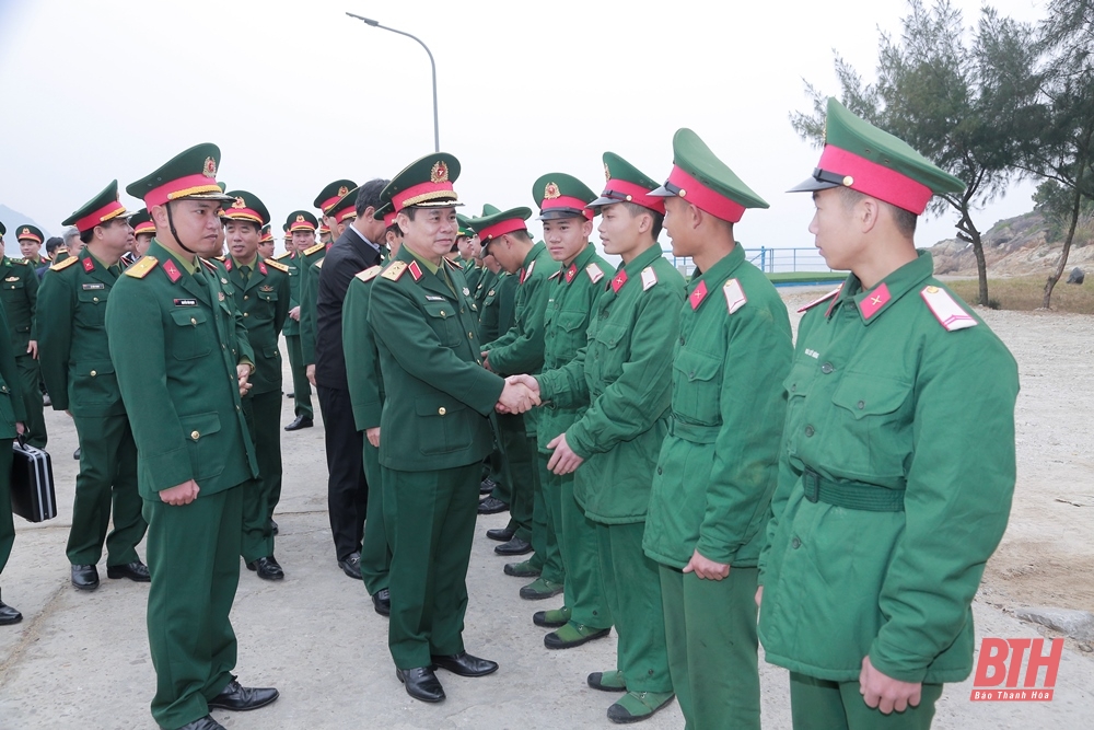 Đoàn công tác của Bộ Quốc phòng và tỉnh Thanh Hóa thăm, chúc Tết cán bộ, chiến sĩ Đảo Mê 