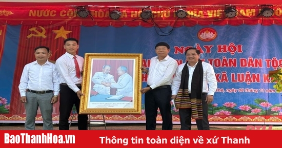 Secretary of the Provincial Party Committee of Agencies and Enterprises, Tran Van Hai, joined in the celebration of the National Great Unity Day in Yen My village.