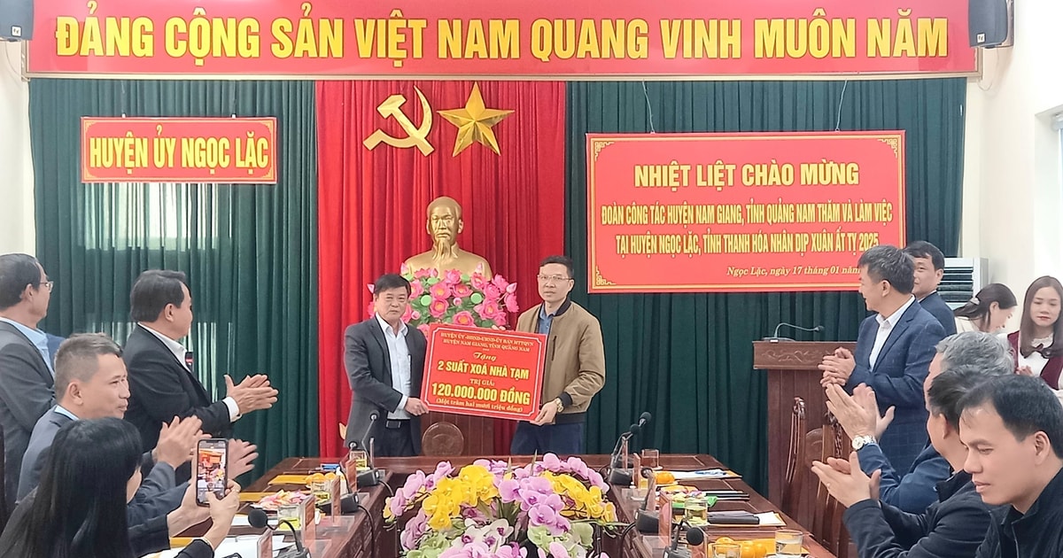 ថ្នាក់ដឹកនាំស្រុក Nam Giang បានអញ្ជើញទៅសួរសុខទុក្ខ និងជូនពរឆ្នាំថ្មីដល់បងប្អូនស្រុក Ngoc Lac (Thanh Hoa)។