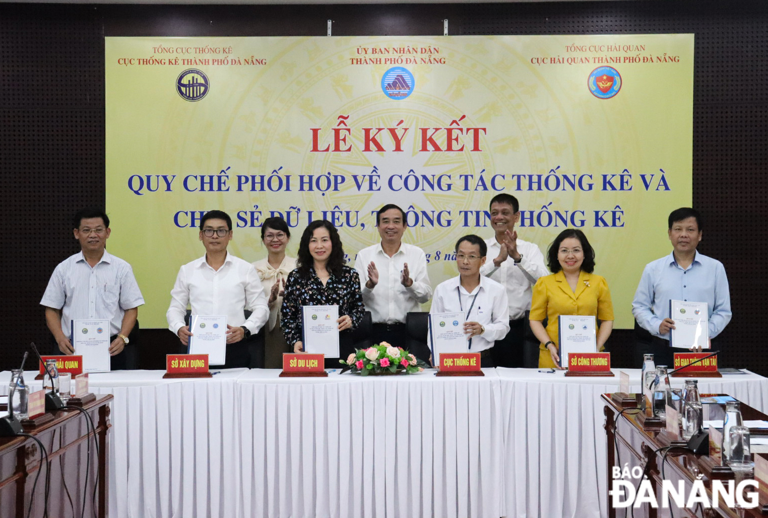 Chairman of the City People's Committee Le Trung Chinh witnessed the Department of Statistics sign a regulation on coordination in statistical work and sharing of data and statistical information with the Department of Customs and the departments of Industry and Trade, Tourism, Construction, and Transport. Photo: TRAN TRUC