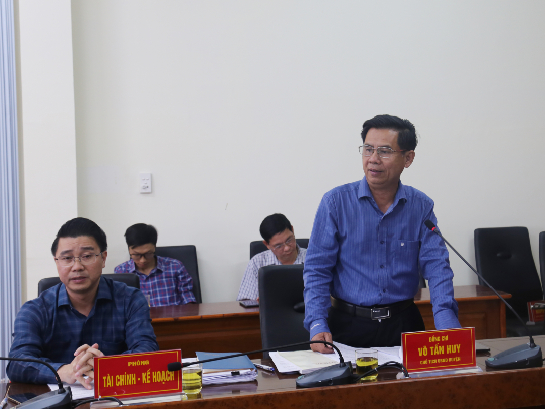 El presidente del Comité Popular del Distrito de Cu Kuin, Vo Tan Huy, informó sobre la situación de limpieza del sitio del proyecto de la autopista Khanh Hoa - Buon Ma Thuot