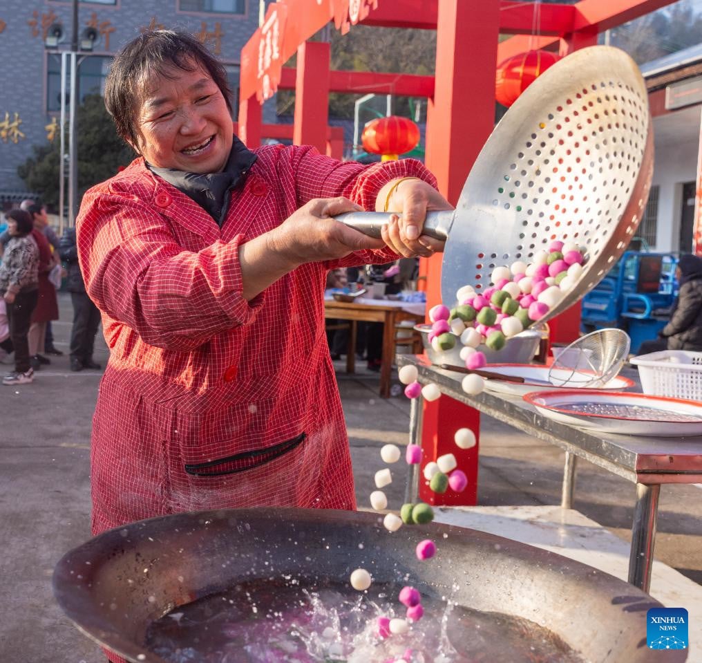 Lebhafte Atmosphäre zum chinesischen Neujahrsfest in China und Hongkong