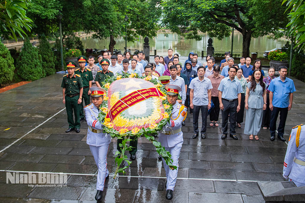 Thành phố Ninh Bình dâng hương nhân kỷ niệm 79 năm Cách mạng Tháng Tám và Quốc khánh 2 9