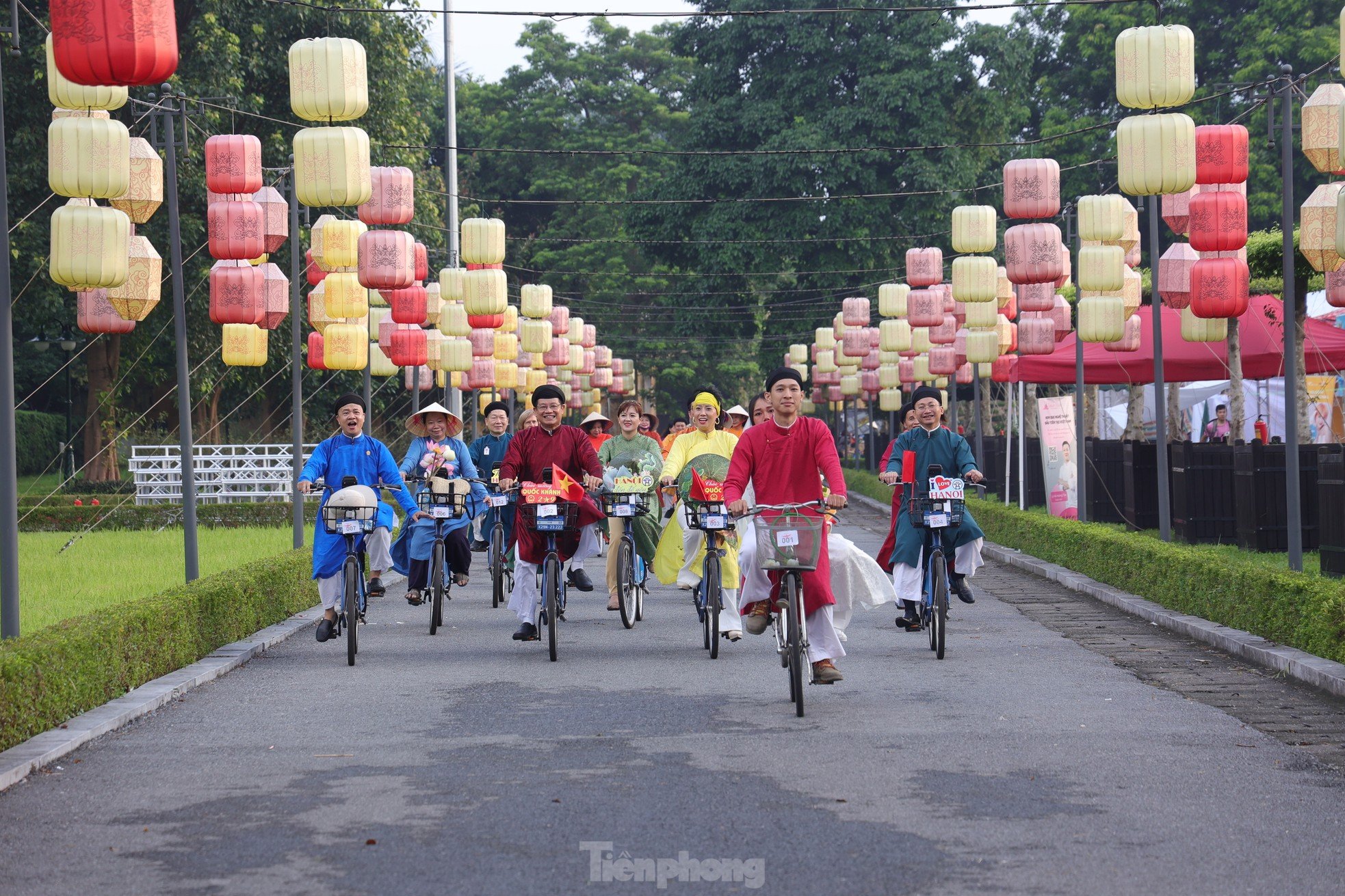 คนหลายร้อยคนสวมชุดอ่าวหญ่ายปั่นจักรยานไปตามถนนในฮานอย ภาพที่ 3