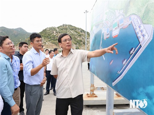 Comrade Nguyen Duc Thanh, Member of the Party Central Committee, Secretary of the Provincial Party Committee, surveyed some locations in Thuan Nam and Ninh Phuoc districts.