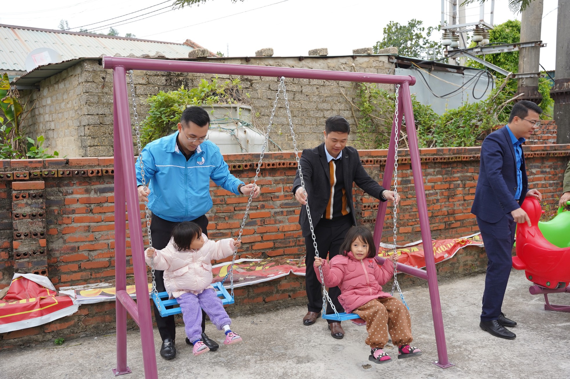 Les jeunes de Quang Ninh bénéficient de contrôles médicaux gratuits sur l'île de l'avant-poste, photo 6