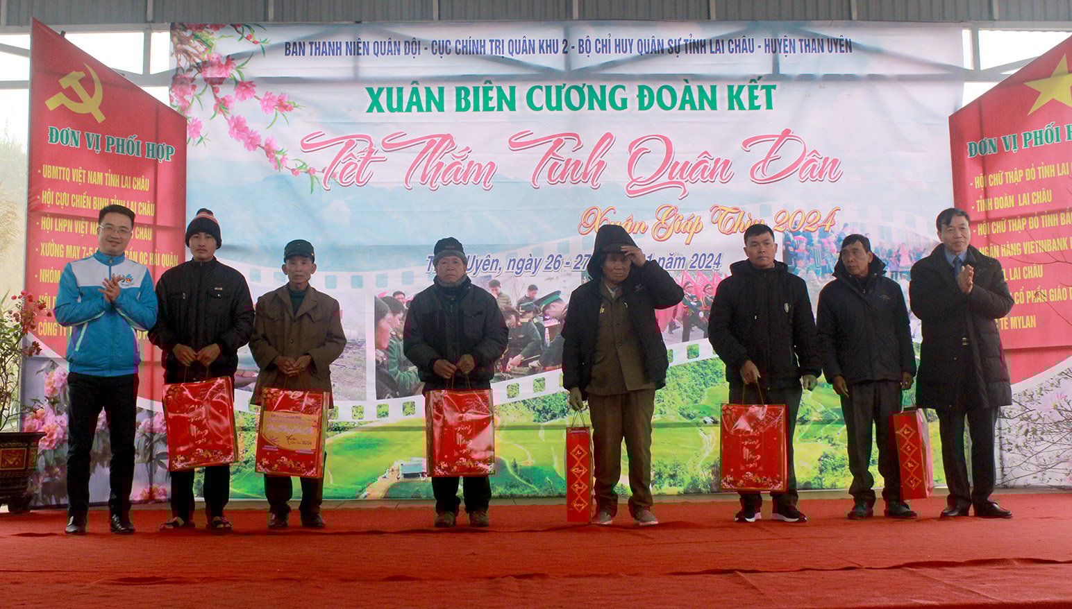 Các đồng chí: Lê Văn Lương - Phó Bí thư, Chủ tịch UBND tỉnh Lai Châu; Nguyễn Tường Lâm - Bí thư Trung ương Đoàn trao quà cho các hộ gia đình trên địa bàn xã Tà Mung. 