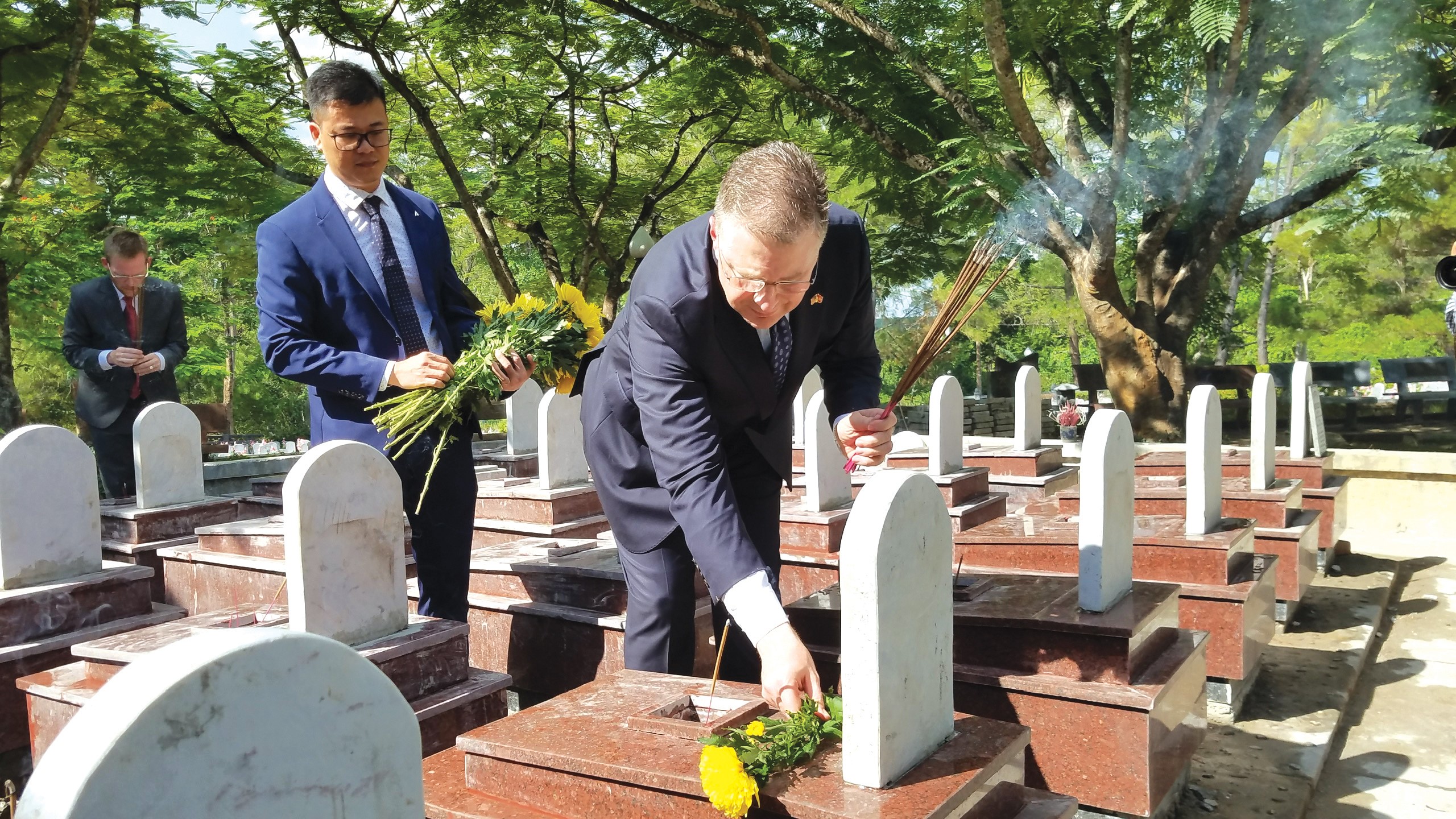 US-Botschafter in Vietnam Daniel Kritenbrink besucht am 27. August 2019 die Gräber der Märtyrer auf dem Truong Son National Martyrs' Cemetery – Foto: QUOC NAM