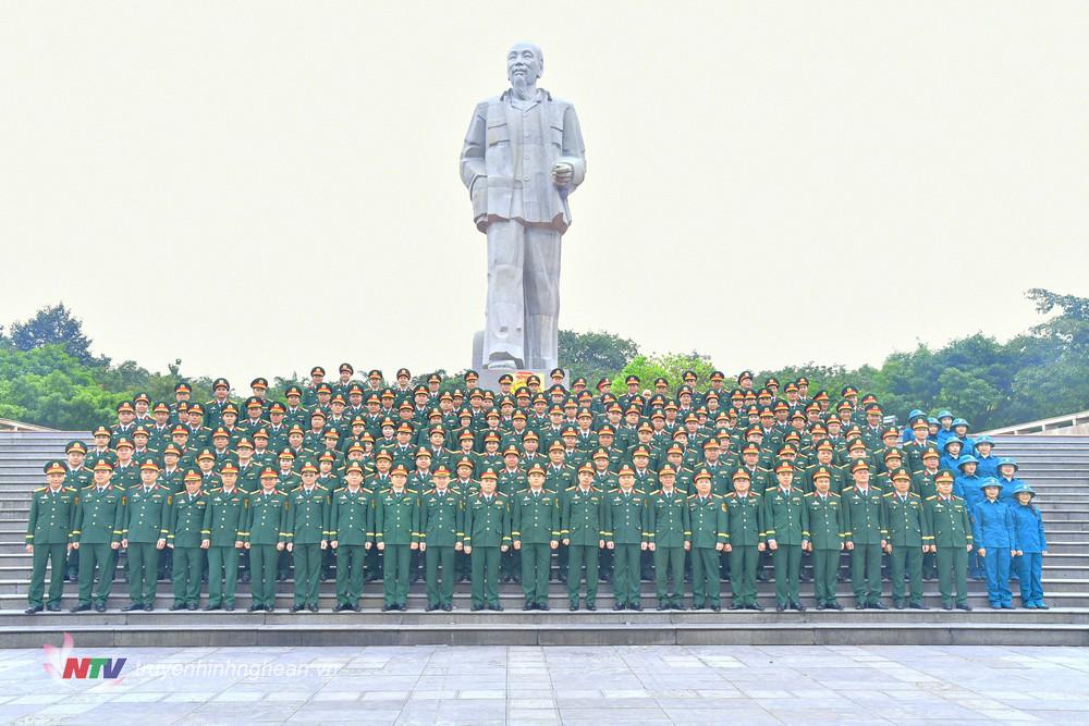 Delegates of the Provincial Military Command took souvenir photos in front of Ho Chi Minh Square.