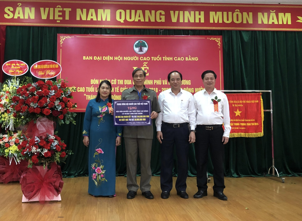 Lãnh đạo Hội Người cao tuổi Việt Nam trao kinh hỗ trợ làm nhà đại đoàn kết và quà cho người cao tuổi có hoàn cảnh khó khăn trên địa bàn tỉnh Cao Bằng.