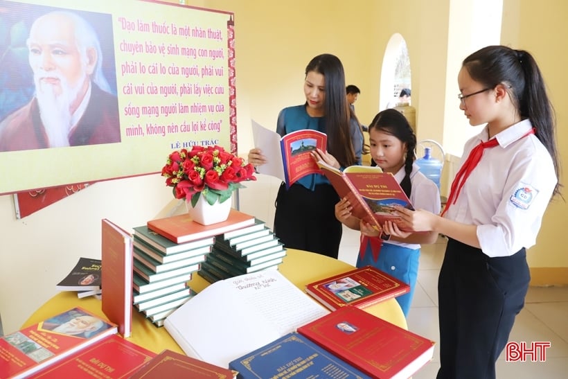 Cérémonie de remise des prix du concours « Découvrir la vie et la carrière du grand médecin Hai Thuong Lan Ong Le Huu Trac »