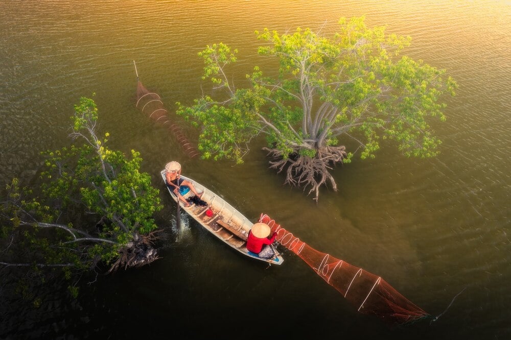 La temporada de inundaciones es un fenómeno natural que ocurre alrededor de julio - octubre del calendario lunar (agosto - noviembre del calendario solar) cada año en la región occidental.