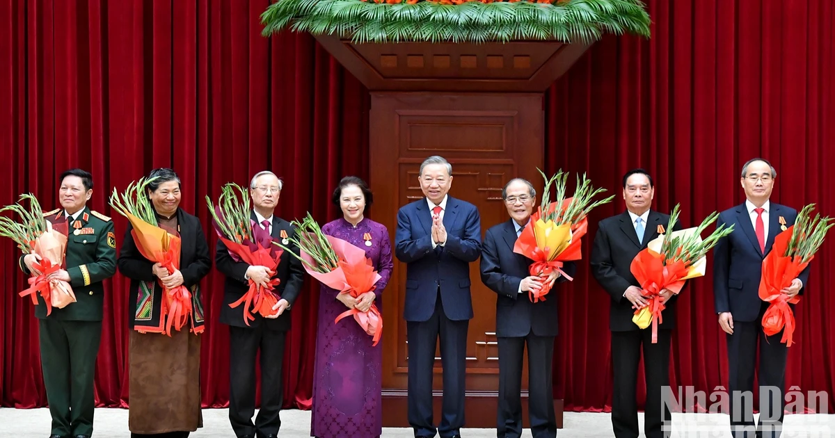 [Foto] Zeremonie zur Verleihung des Gold Star Order, des Ho Chi Minh-Ordens und des Parteiabzeichens an ehemalige Partei- und Staatsführer