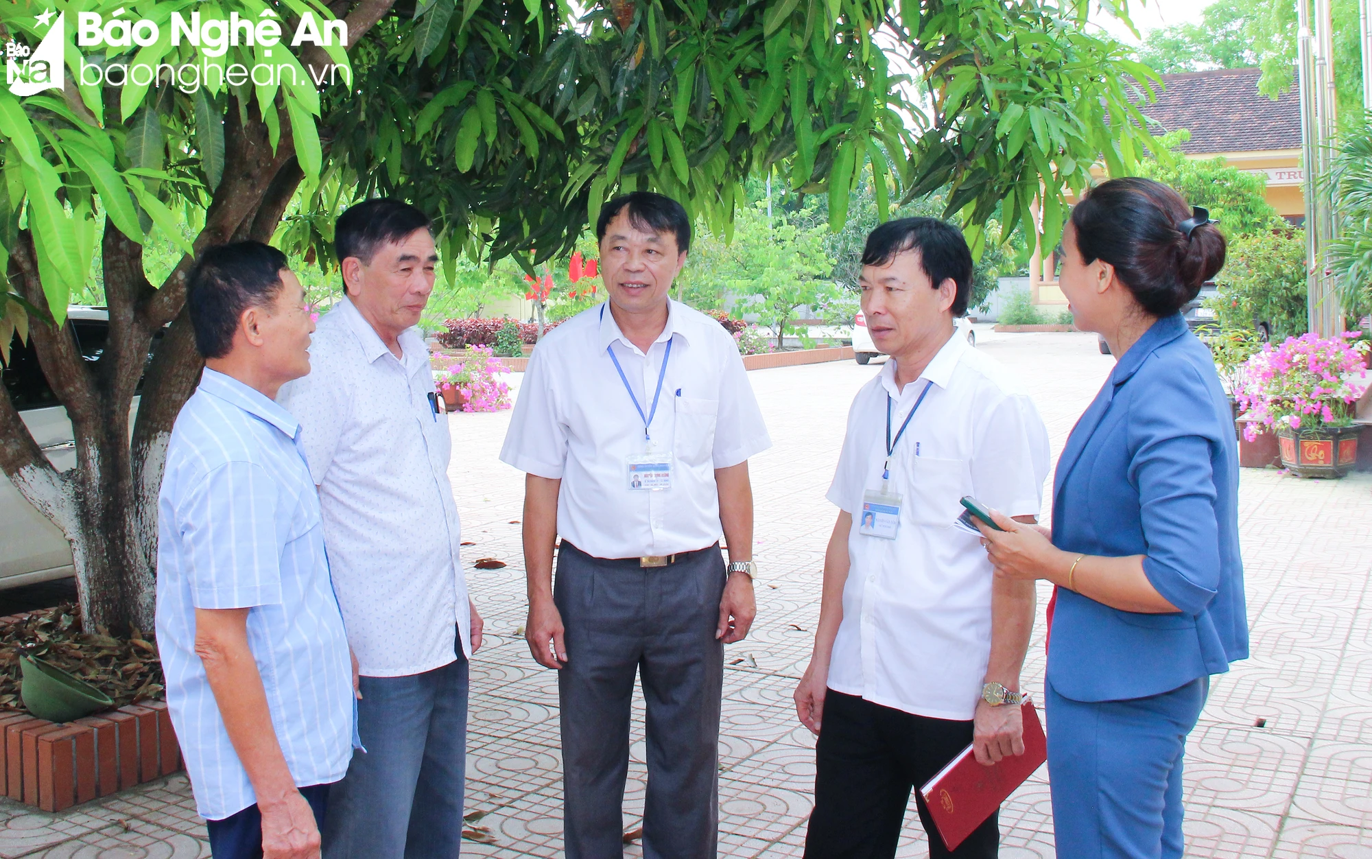 bna_ Cán bộ xã Hưng Tân (huyện Hưng Nguyên) trao đổi, nắm bắt tâm tư của cán bộ xóm về chủ trương sáp nhập xã. Ảnh bài Mai Hoa.jpg